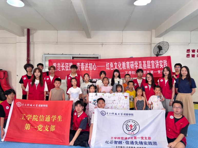 实践团与社区儿童合影